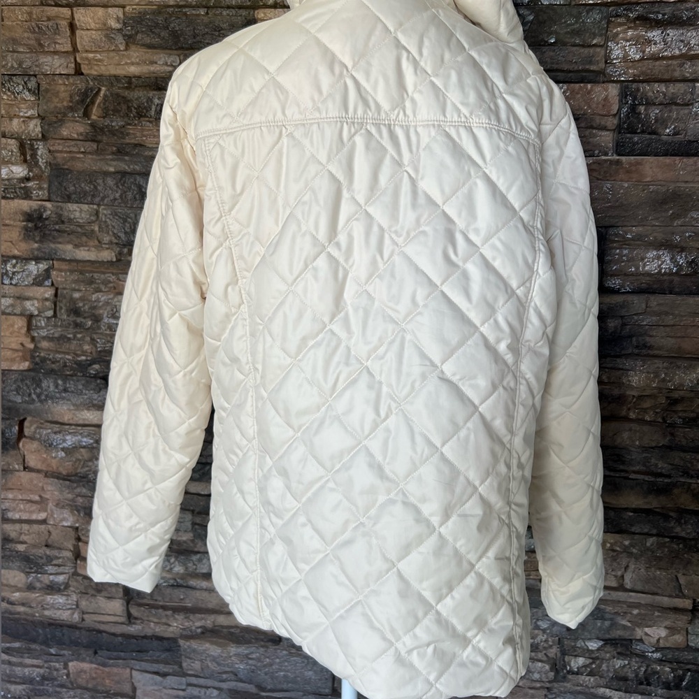 White Quilted Puffer Jacket with Hood and Stand-Up Collar - Picture 4 of 9